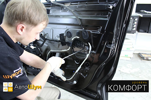 Клеим Шумофф М2 первым слоем внутрь двери.