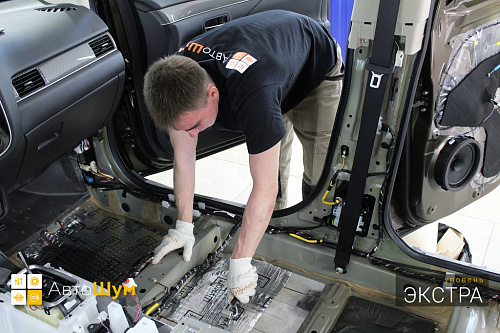 Клеим виброизоляцию на пол Митсубиси Аутледер.