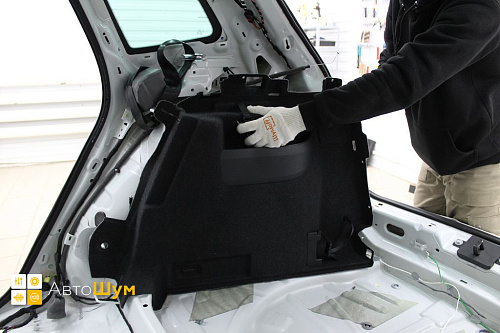 Разбираем багажник Шкода Карок