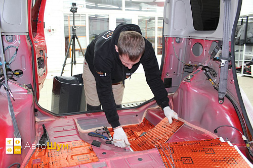 Клеим виброизоляцию в багажник Тойота Функарго