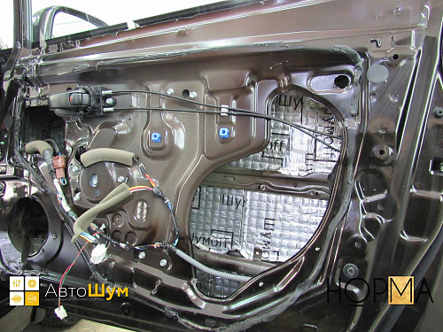 Виброизоляция дверей Ниссан Тиида.