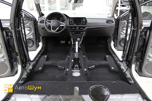 Пылесосим ковер Фольксваген Поло Мк6