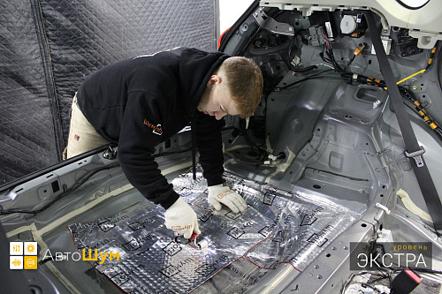 Клеим виброизоляцию в багажник Мазды СХ5