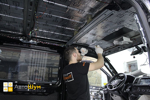 Клеим виброизоляцию на крышу Volkswagen Caravelle