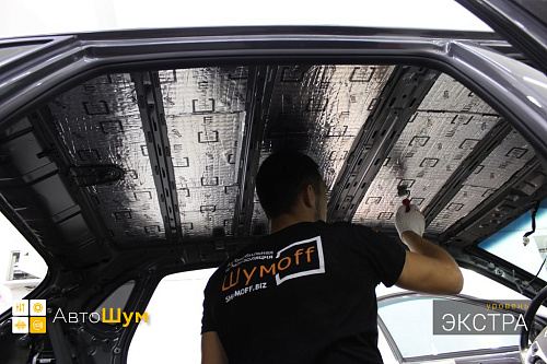 Клеим виброизоляцию на крышу Киа Рио