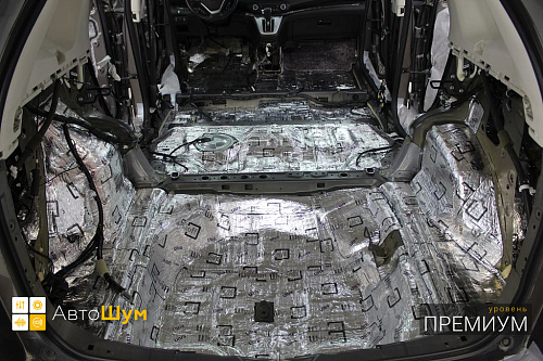 Клеим виброизоляцию на дно багажника Хонда ЦР-В 4