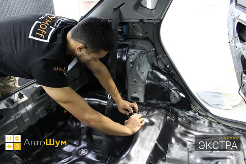 Клеим шумопоглотитель на дно багажника Киа Рио