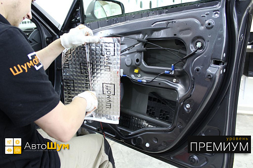 Клеим Шумофф Joker первым слоем внутрь двери Тойоты Камри Xv40