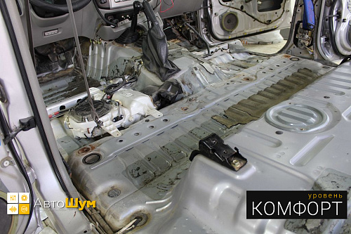 Заводская виброизоляция пола Тойоты Ленд Крузер.