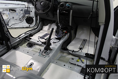 Штатная шумоизоляция пола Ниссан Альмеры.