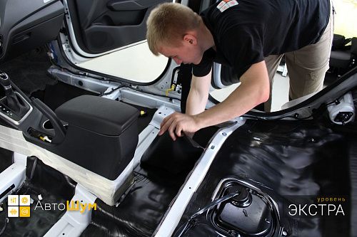 Клеим звукоизоляцию на днище Хендай Солярис