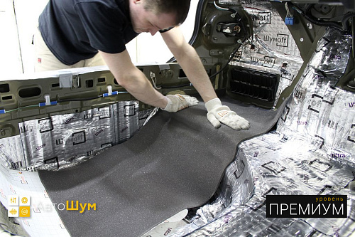 Клеим на дно багажника Noise Stop 4 Тойоты Королла Е150