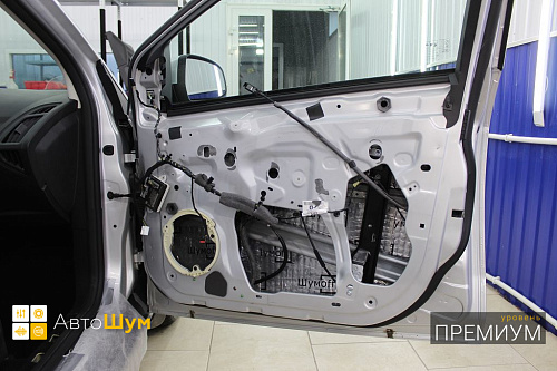 Клеим виброизоляцию внутрь двери Форд Фокус