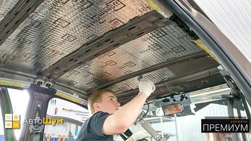 Клеим виброизоляцию Шумофф Joker на крышу Киа Рио КБ