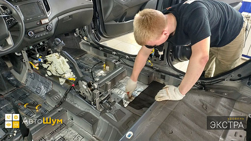 Клеим виброизоляцию Шумофф Микс Ф на пол Хендай Крета