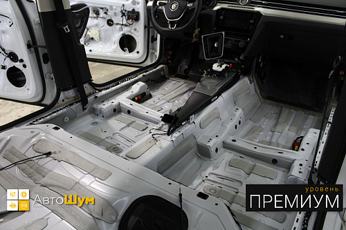 Штатная шумоизоляция пола Фольксваген Пассат.