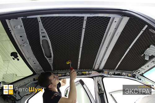 Клеим шумопоглотитель на крышу Тойоты Камри 55