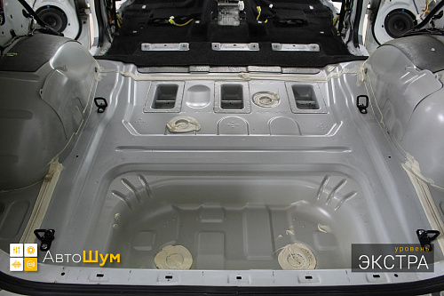 Штатная шумоизоляция багажника Сузуки Гранд Витары.