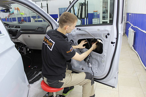 Клеим Шумофф Комфорт 6 внутрь двери Фольксваген Тигуан