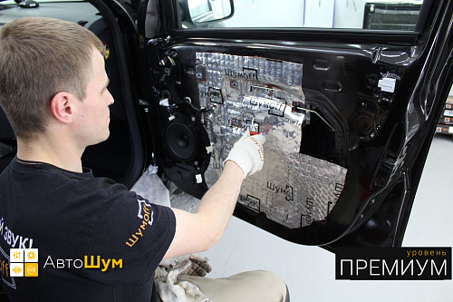 Оклеиваем технологические отверстия дверей Рено Сандеро