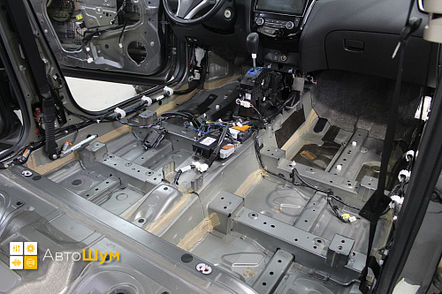 Штатная шумоизоляция пола Ниссан Кашкай Джи11