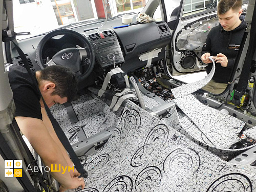 Клеим шумопоглотитель на днище Тойота Аурис