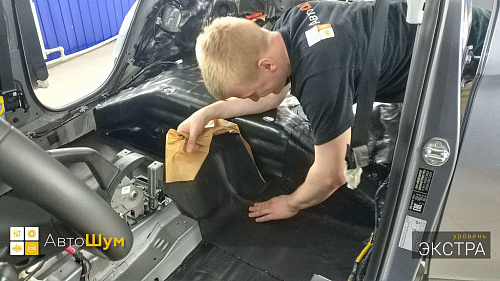 Клеим звукоизоляционную мембрану на пол Хендай Креты