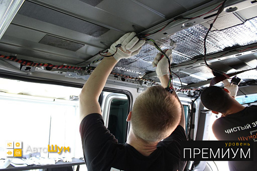 Клеим виброизоляцию на крышу Фольксваген Мультивэн