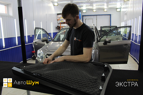 Оклеиваем шумопоглотителем обшивку двери Субару Форестер