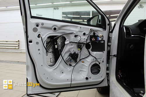 Клеим виброизоляцию в двери Шкода Карок