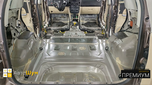 Штатная виброизоляция в багажнике Сузуки Гранд Витары.