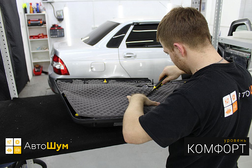 Клеим шумопоглотитель на обшивку Лады Приоры