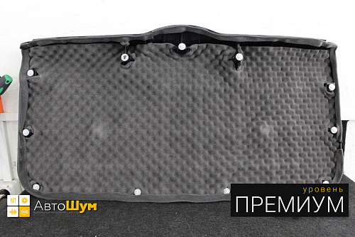 Обшивку пятой двери изнутри оклеиваем Absorber А15.