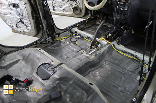 Клеим Base 4 на пол Хендай Элантра