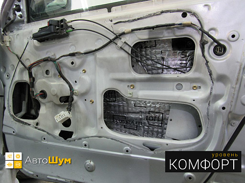 Виброизоляция дверей Тойоты Пробокс.