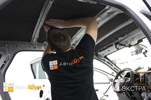 Клеим шумопоглотитель на крышу Лада Х-Рей