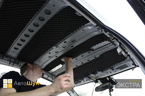 Клеим Шумофф Absorber А15 на крышу Мазды 6