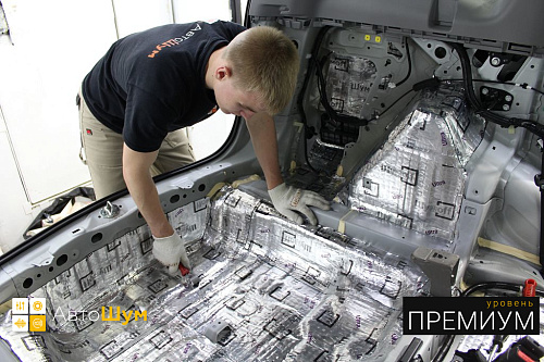 Клеим виброизоляцию в багажник Хонды Ср-В