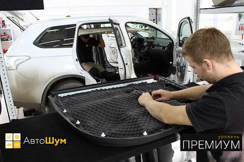 Оклеиваем шумопоглотителем обшивку двери Митсубиси Аутлендер