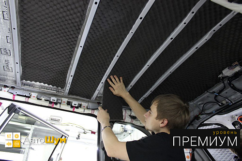 Клеим Шумофф Noise Stop 8 на крышу Тойоты Хайлендер.