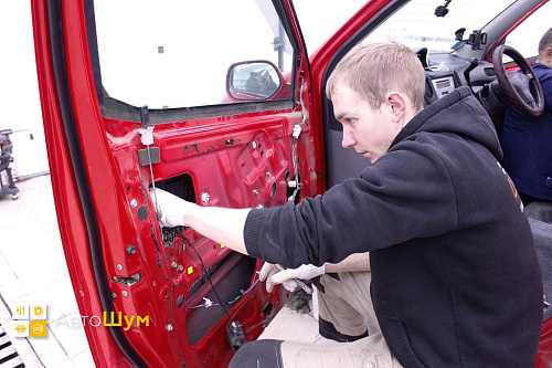 Клеим Шумофф М2 внутрь двери Тойота Функарго