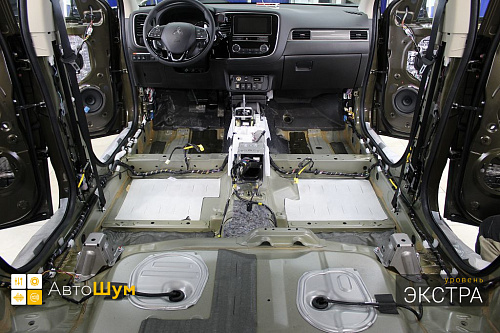 Штатная шумоизоляция пола Митсубиси Аутледер.