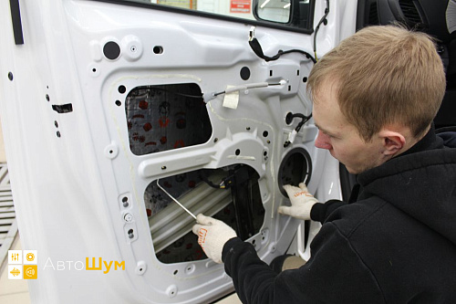 Оклеивание шумоизоляции Шумофф Joker на дверь Пежо Эксперт