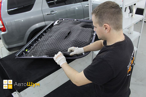 Оклеиваем шумопоглотителем обшивку двери Ниссан Кашкай Джи11