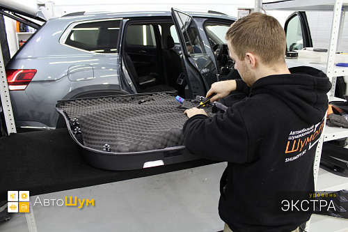 Оклеиваем шумопоглотителем обшивку двери Фольксваген Терамонт