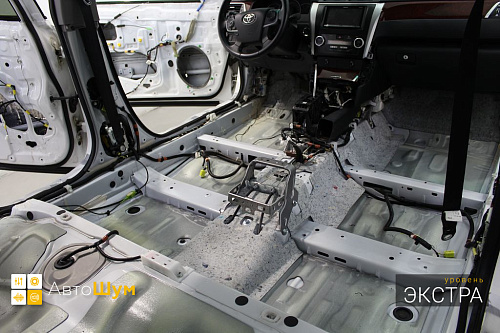 Штатная шумоизоляция пола Тойоты Камри 55