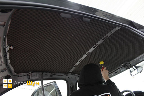 Клеим шумопоглотитель на крышу Фольксваген Поло Мк6