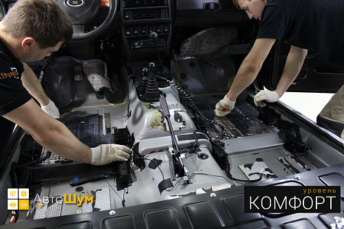 Клеим виброизоляцию на пол Нивы 2121