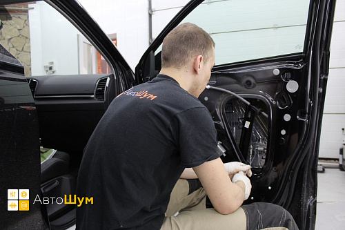 Клеим виброизоляцию внутрь двери Шкода Карок