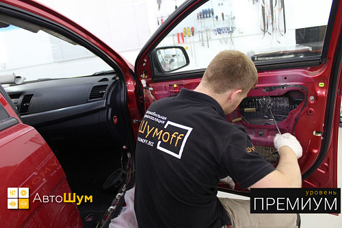 Клеим виброизоляцию внутрь двери Митсубиси Лансер